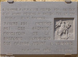 La plaque commémorative bilingue de la mort de Nominoë à Vendôme posée en 1991 par l'association Dalc'homp Soñj