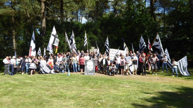 Vue des participants en fin de commémoration de Saint-Aubin du Cormier.