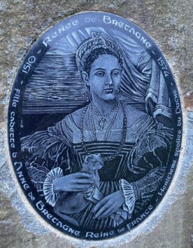 Renée de Bretagne, fille cadette d'Anne de Bretagne, héritière spoliée du duché de Bretagne, par François 1er de France. Sculpteur: Marc Simon.