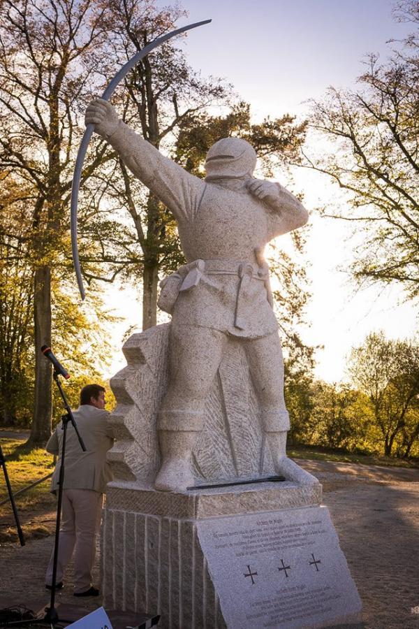Une sculpture monumentale en l'honneur des archers anglais, morts pour